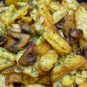 Жареная картошка со свежими грибами шампиньонами 