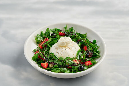 Буррата с клубникой и щавелем