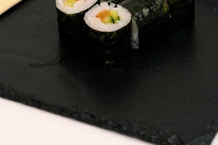 Маки с лососем и огурцом