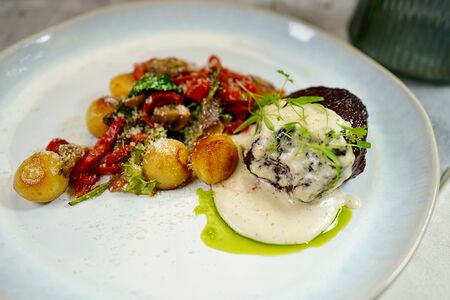 Шатобриан и овощи с арахисом