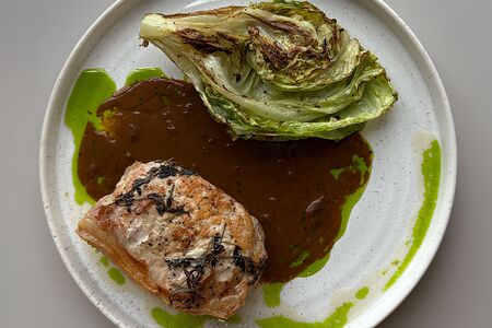 Свиная корейка со стейком из айсберга и перечным соусом