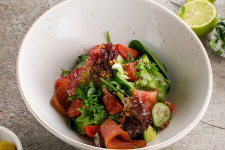 Салат с копченым тунцом и грейпфрутом