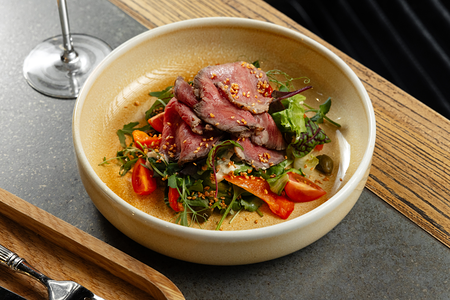 Салат с ростбифом