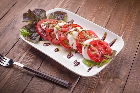 Моцарелла с помидорами