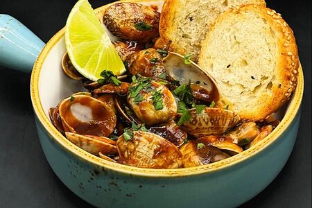 Вонголе в томатном соусе