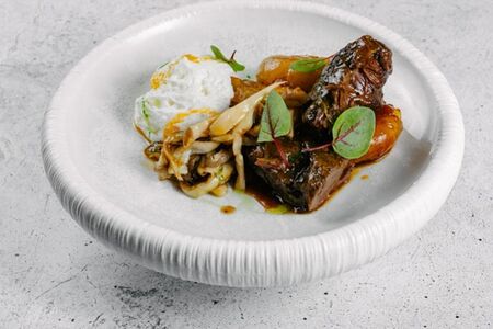 Томленые телячьи щёчки с картофелем и трюфельным муссом 