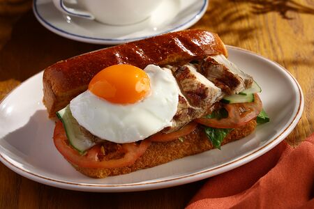 Сэндвич с яйцом и куриным филе