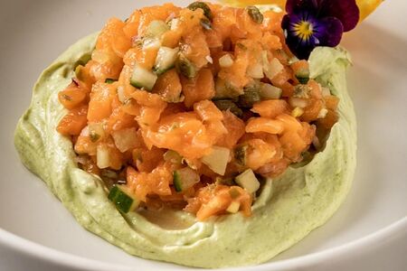 Тартар из лосося со сливочным муссом 