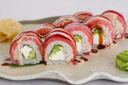 Ролл с тунцом и авокадо