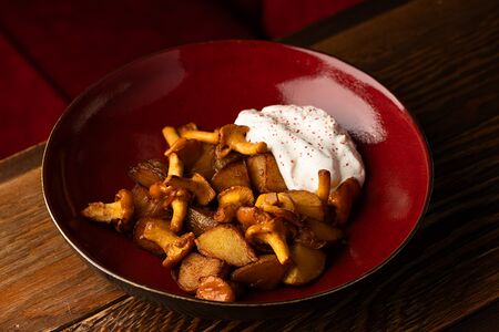 Жареный картофель с лисичками