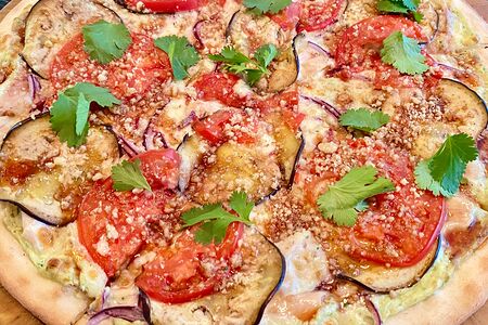 Летняя пицца в грузинском стиле