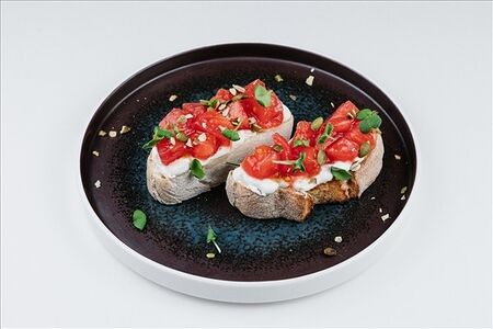 Брускетта с томатами и кремом из брынзы