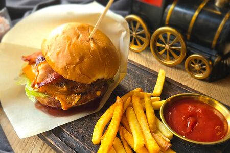 Бургер Антон Палыч с вишневым соусом