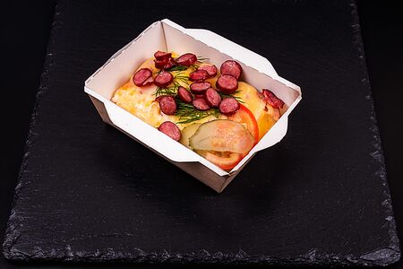 Омлет с охотничьими колбасками