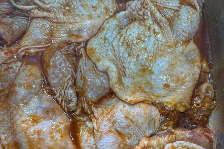 Сырые куриные бедра