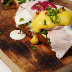 Брускетта с индейкой, яйцом пашот и соусом голландез
