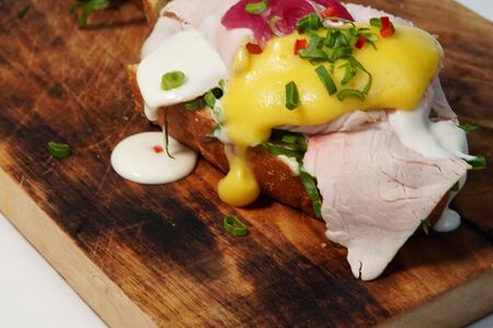 Брускетта с индейкой, яйцом пашот и соусом голландез