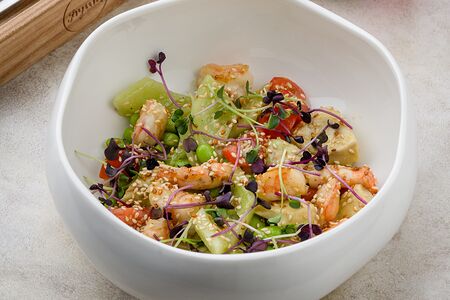 Салат с креветками и соусом цитрон 