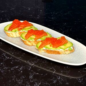 Брускетты с лососем