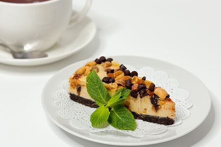 Чизкейк с шоколадом, карамелью и арахисом