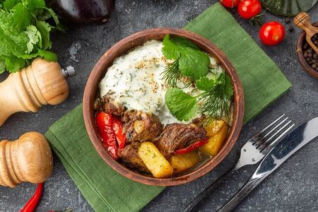 Жаркое с говядиной и сметанным соусом