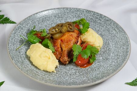 Цыпленок с перцем халапеньо и томатами кимчи