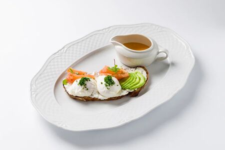 Тост с лососем голландским соусом и яйцо