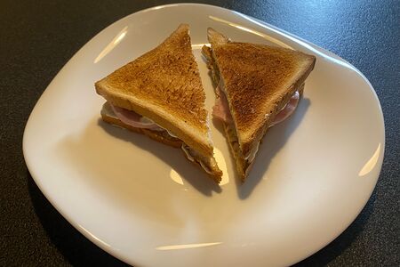 Сэндвич с ветчиной и сыром