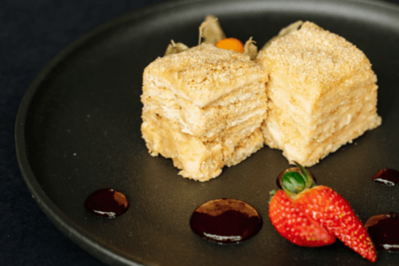 Наполеон с малиновым соусом