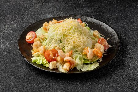 Салат Цезарь с тигровыми креветками