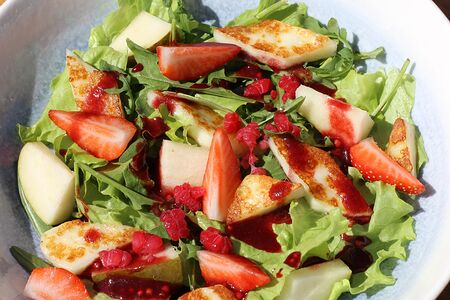 Салат с халуми под малиновым соусом