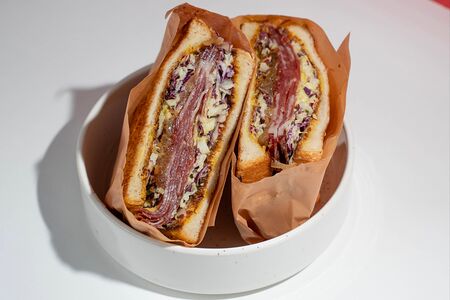 Сэндвич с пастрами и коул слоу