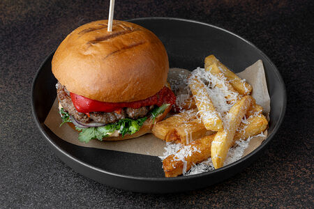 Бургер с бараниной, томатным острым соусом и домашним майонезом