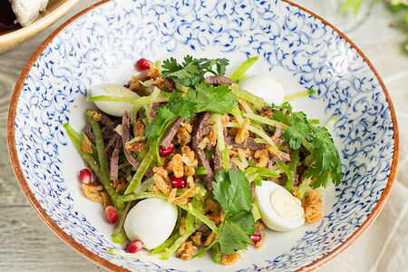 Салат со сладкой редькой и говядиной