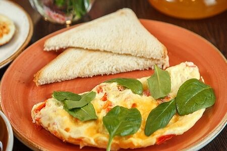 Омлет с томатами и сыром