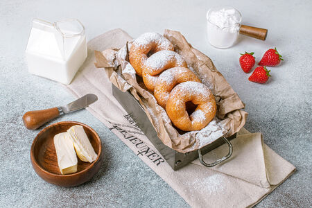 Пончики с посыпкой и топпингом на выбор