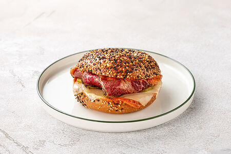 Сэндвич на бейгле Рубен с пастрами из говядины