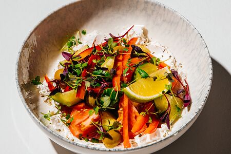 Греческий салат с муссом из сыра 