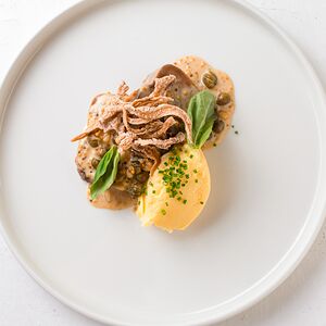 Говяжий язык в сливочно-горчичном соусе с картофельным пюре