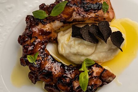 Осьминог с пюре из сельдерея