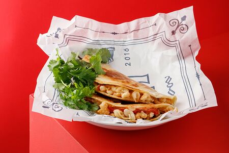 Тако с мраморной говядиной и креветками