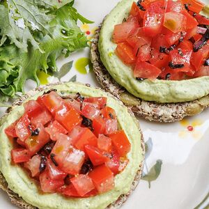 Բրուսկետա հնդկական ընկույզի կրեմով և լոլիկով