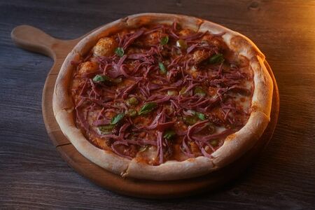 Пицца с пастрами и вялеными томатами 