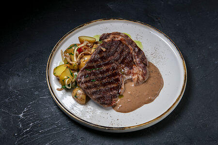 Рибай стейк c мини-картофелем