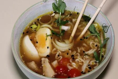 Рамен с курицей и грибами
