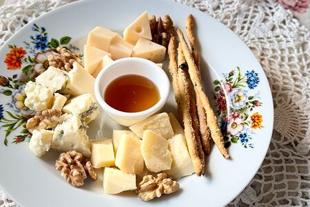 Ассорти сыров с мёдом и орехами