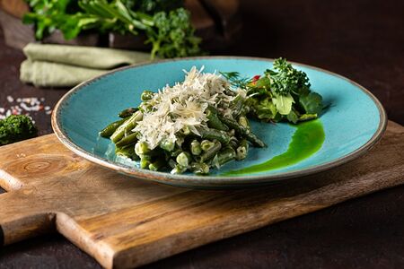 Зеленая фасоль со сливками и пармезаном