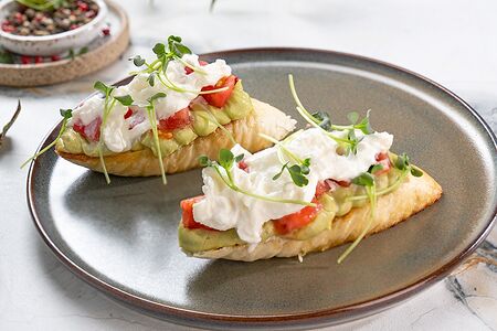 Брускетты с авокадо, страчателлой и розовыми томатами