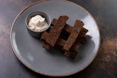 Бородинские гренки со сметанным соусом