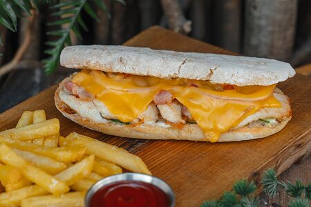 Панини с курицей и картофелем фри 